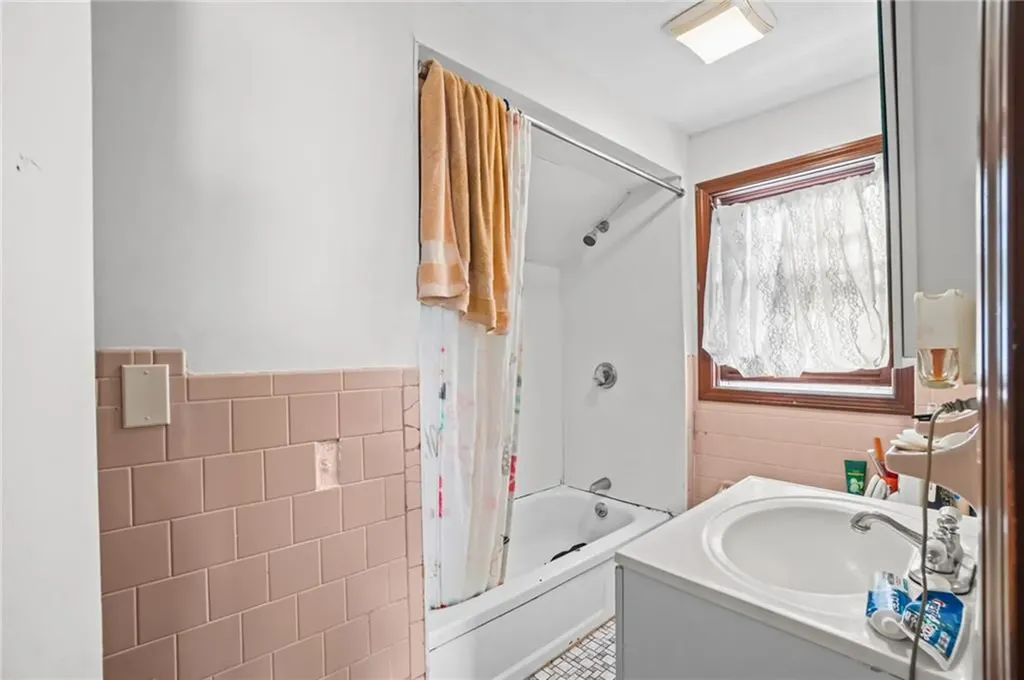 54 Jefferson Avenue Pawtucket RI 02860