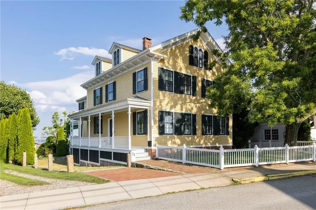 11 Main Street Stonington CT 06378