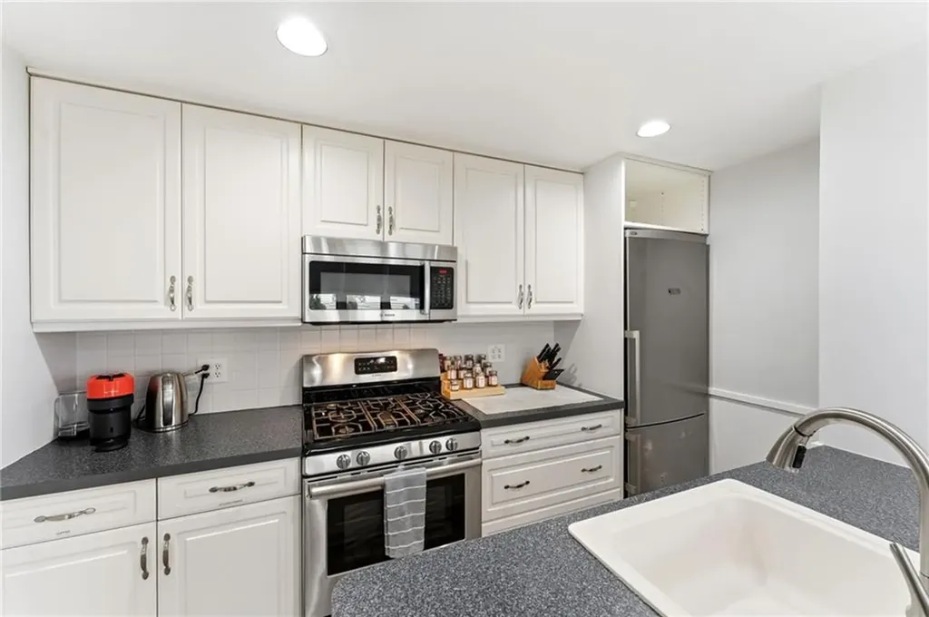 41 Whitcomb Road East Providence RI 02915