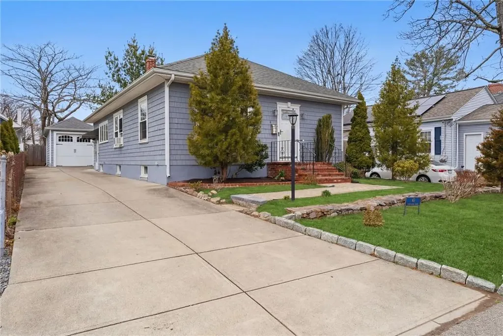 41 Whitcomb Road East Providence RI 02915