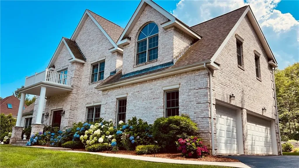 13 West Butterfly Way Lincoln RI 028654