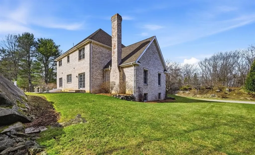 13 West Butterfly Way Lincoln RI 028654
