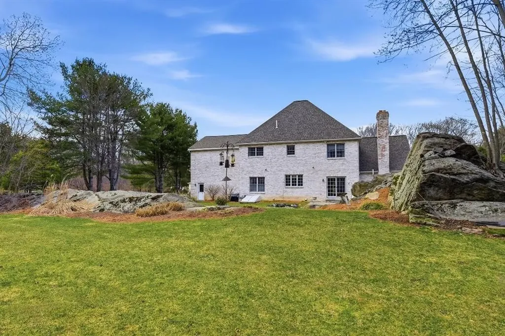13 West Butterfly Way Lincoln RI 028654