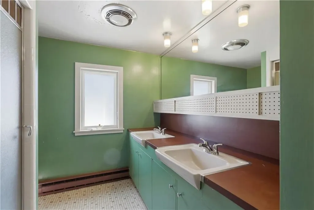 111 Roger Williams Circle Cranston RI 02905