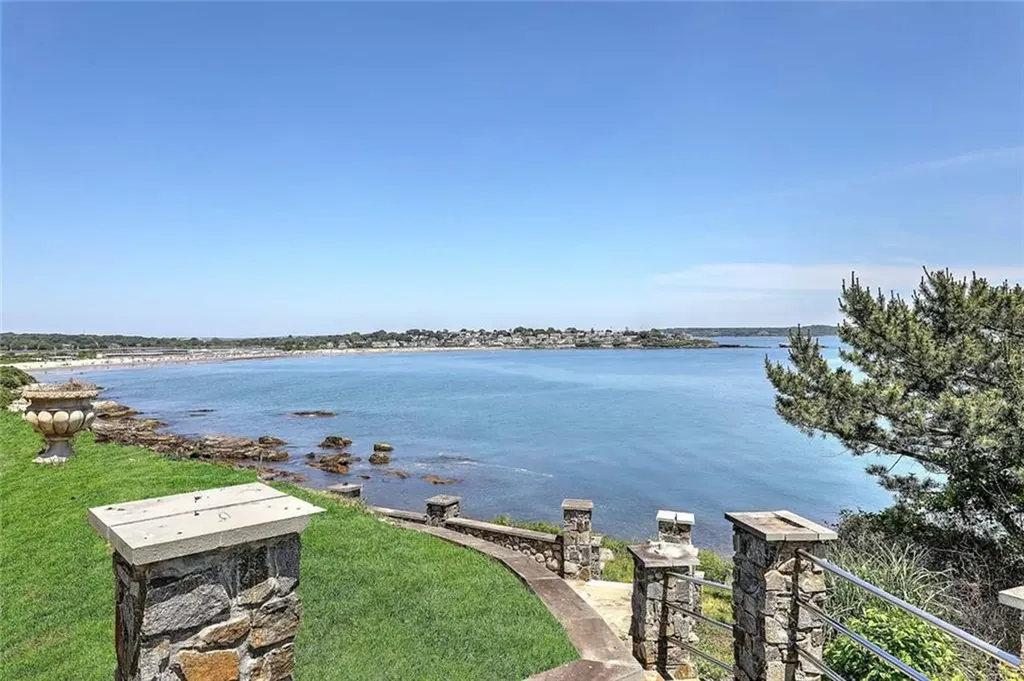 727 Boston Neck Road Narragansett RI 02882