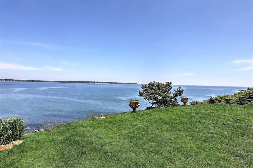 727 Boston Neck Road Narragansett RI 02882
