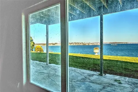 727 Boston Neck Road Narragansett RI 02882