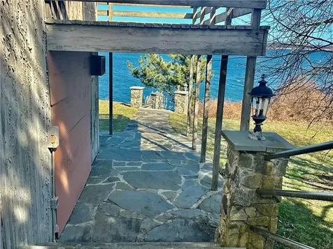 727 Boston Neck Road Narragansett RI 02882