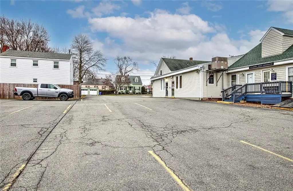 606 Metacom Avenue Warren RI 02885