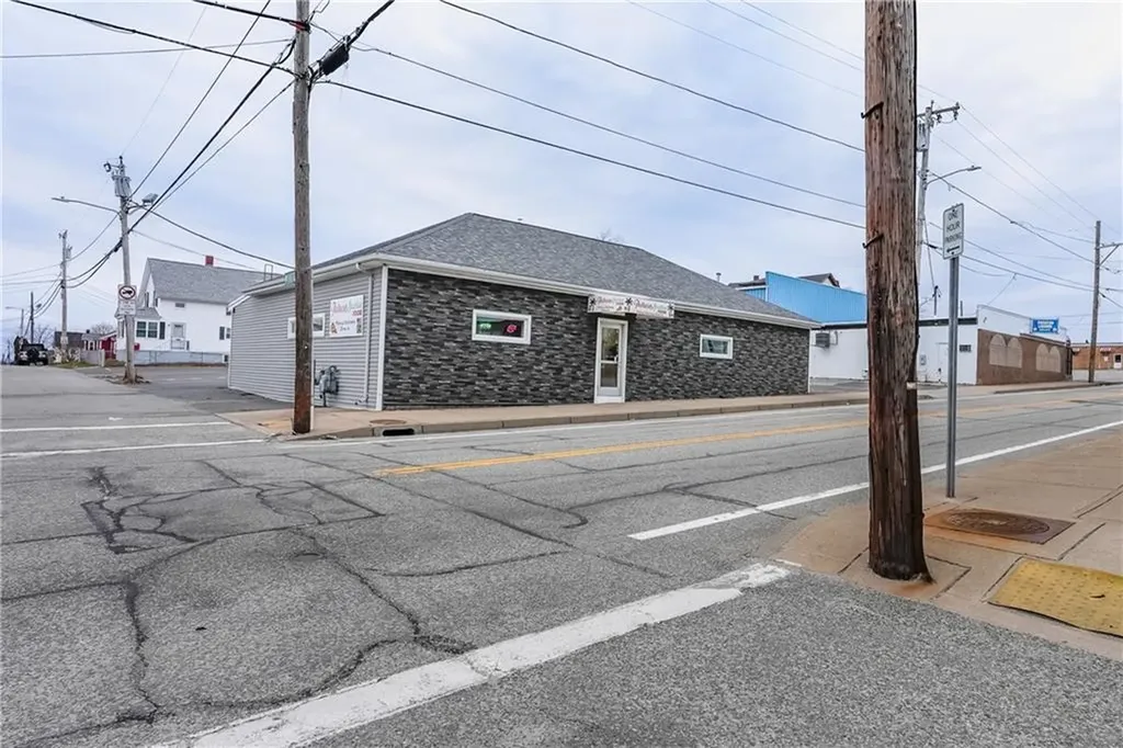 77 Main Road Tiverton RI 02878