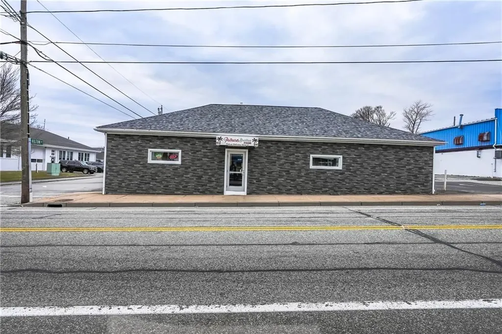 77 Main Road Tiverton RI 02878