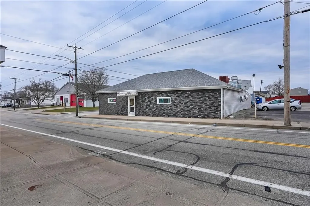 77 Main Road Tiverton RI 02878