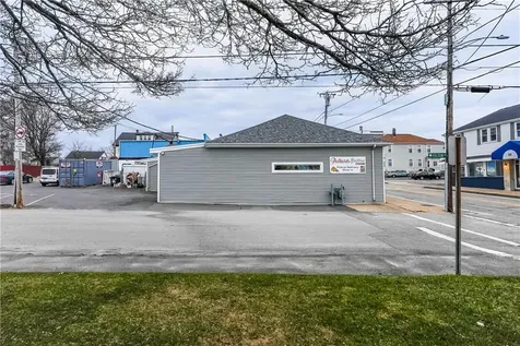 77 Main Road Tiverton RI 02878