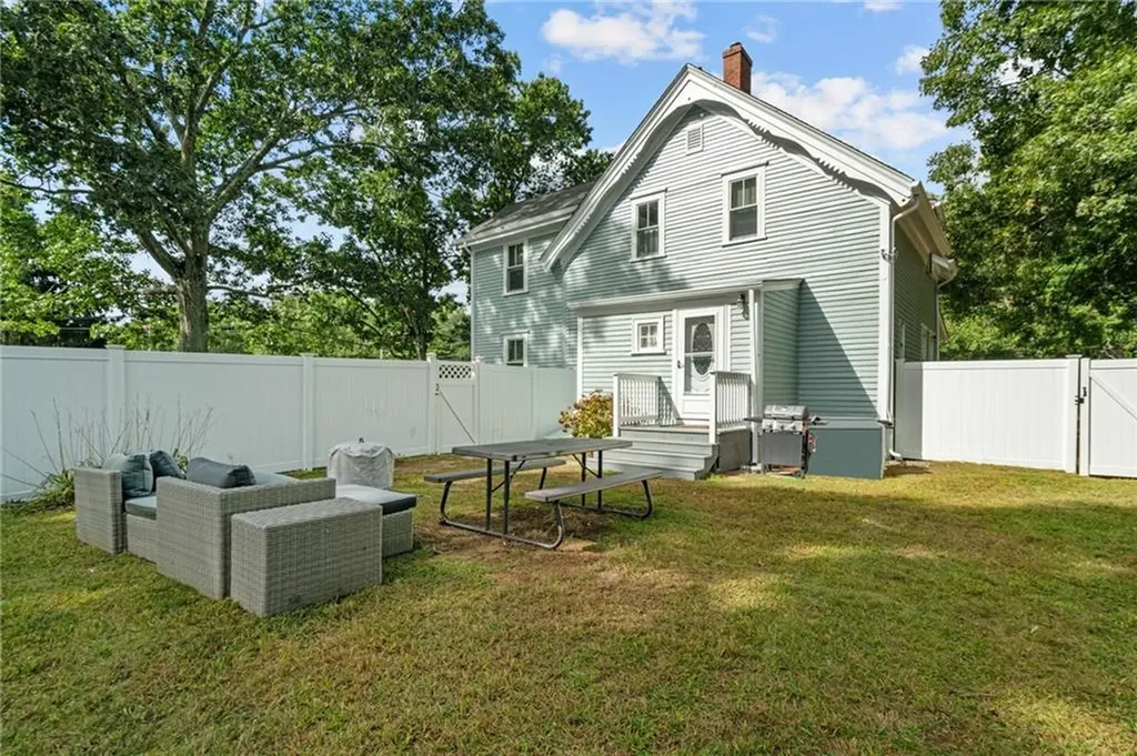 303 New Meadow Road Barrington RI 02806
