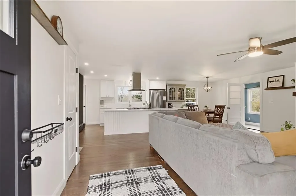 739 East Road Tiverton RI 02878
