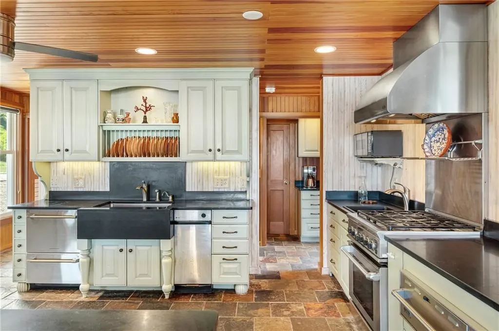 4 Hull Cove Street Jamestown RI 02835