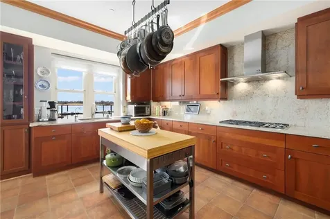 341 Thames Street Bristol RI 02809