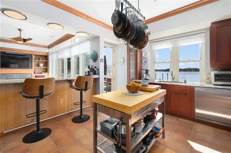 341 Thames Street Bristol RI 02809