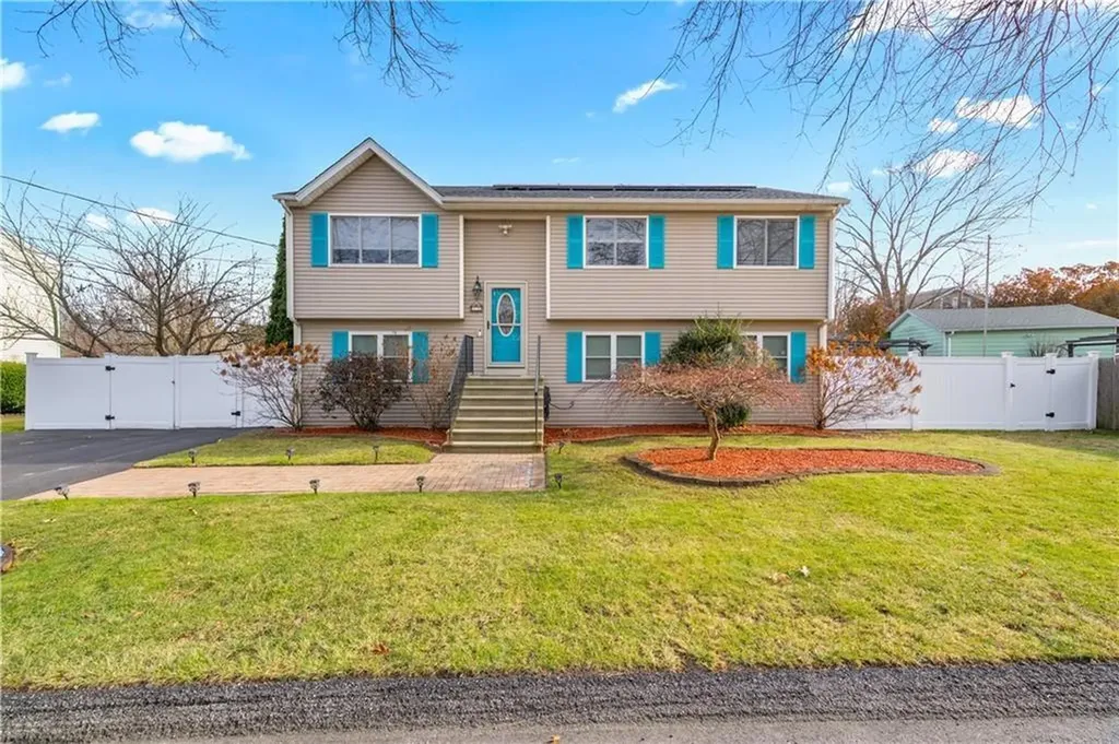 12 Railroad Row Warwick RI 02886