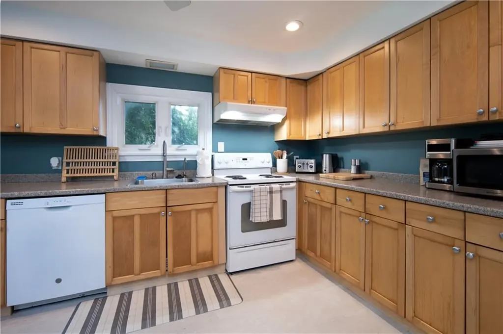 534 Aquidneck Avenue Middletown RI 02842