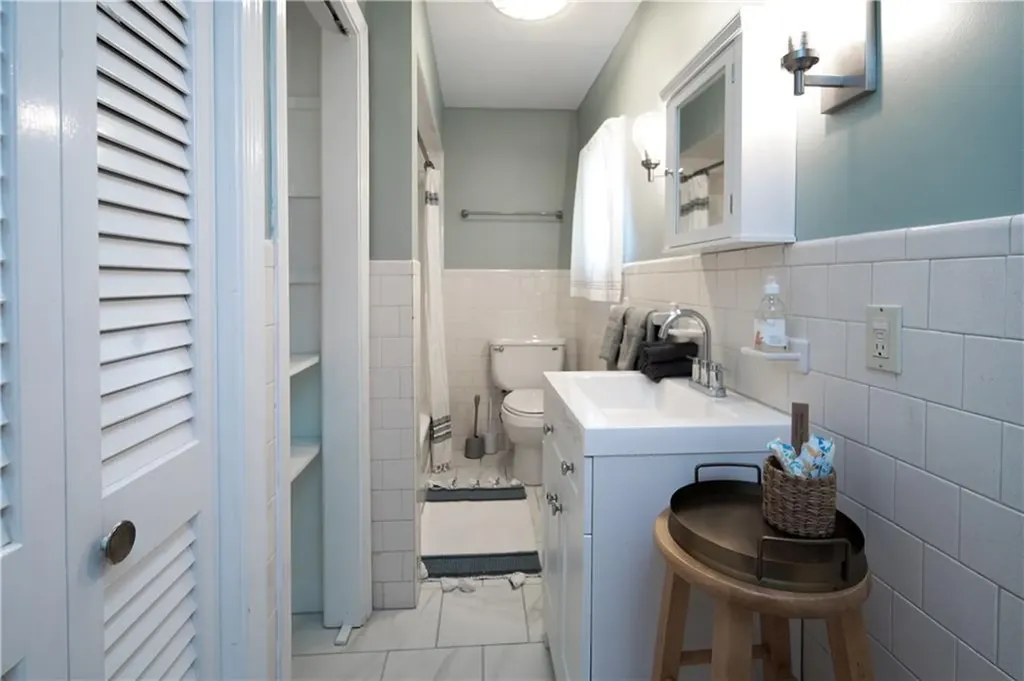 534 Aquidneck Avenue Middletown RI 02842
