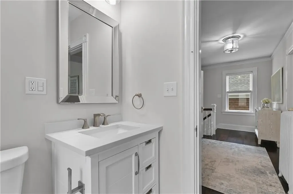 68 1/2 Roseneath Avenue Newport RI 02840