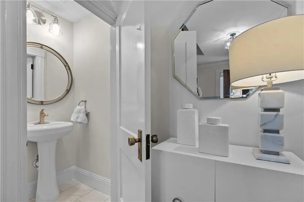 68 1/2 Roseneath Avenue Newport RI 02840