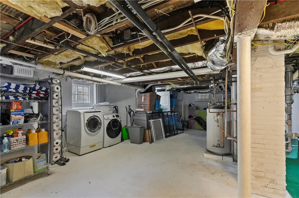 68 1/2 Roseneath Avenue Newport RI 02840