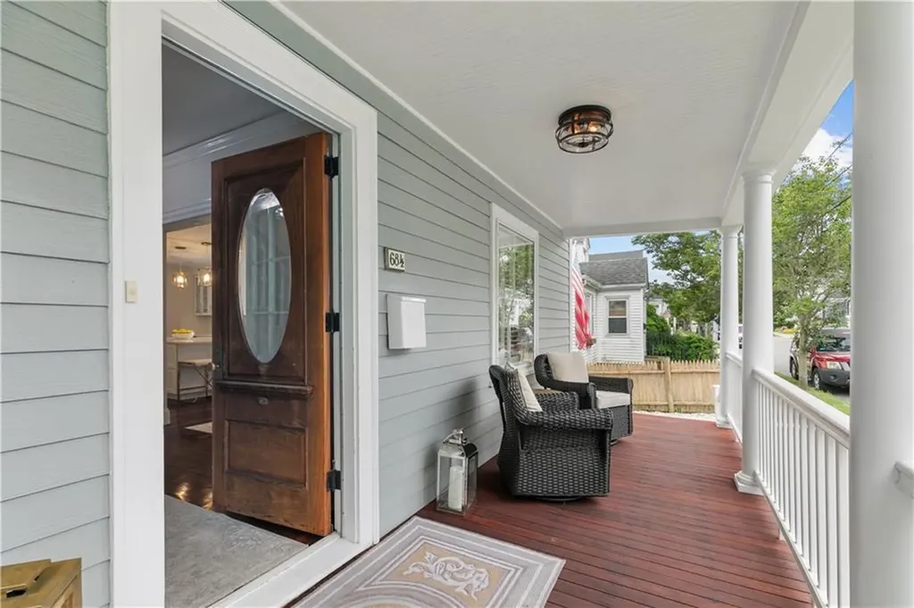 68 1/2 Roseneath Avenue Newport RI 02840