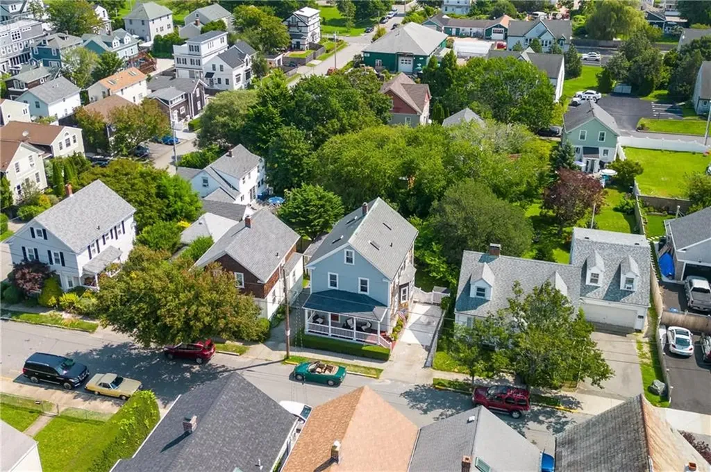 68 1/2 Roseneath Avenue Newport RI 02840