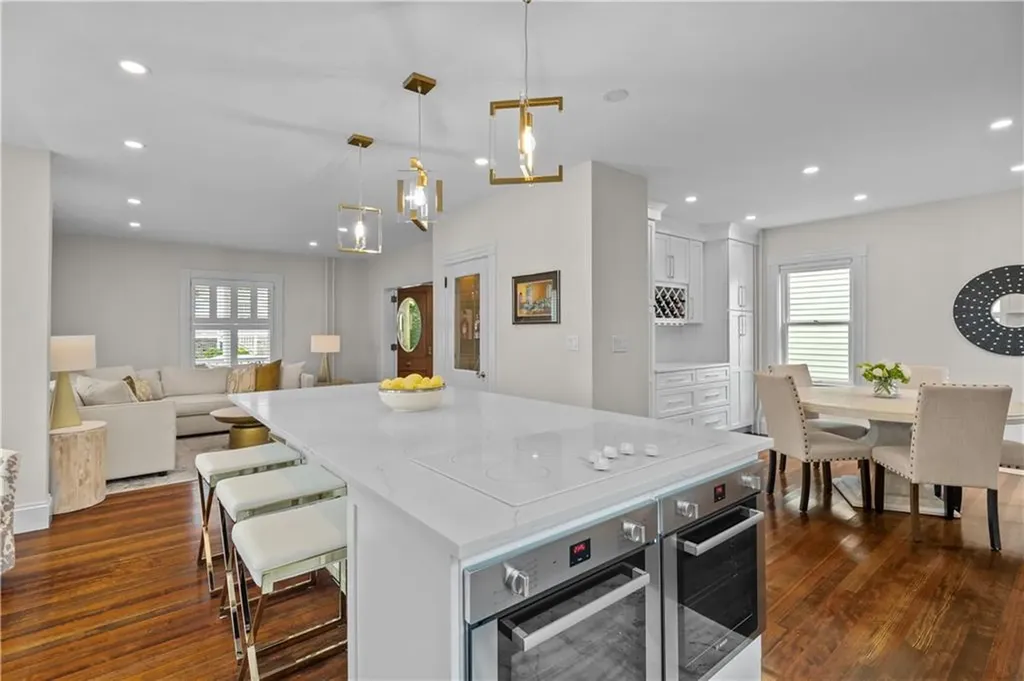 68 1/2 Roseneath Avenue Newport RI 02840