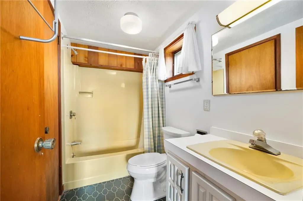 1035 Mohegan Trail Block Island RI 02807