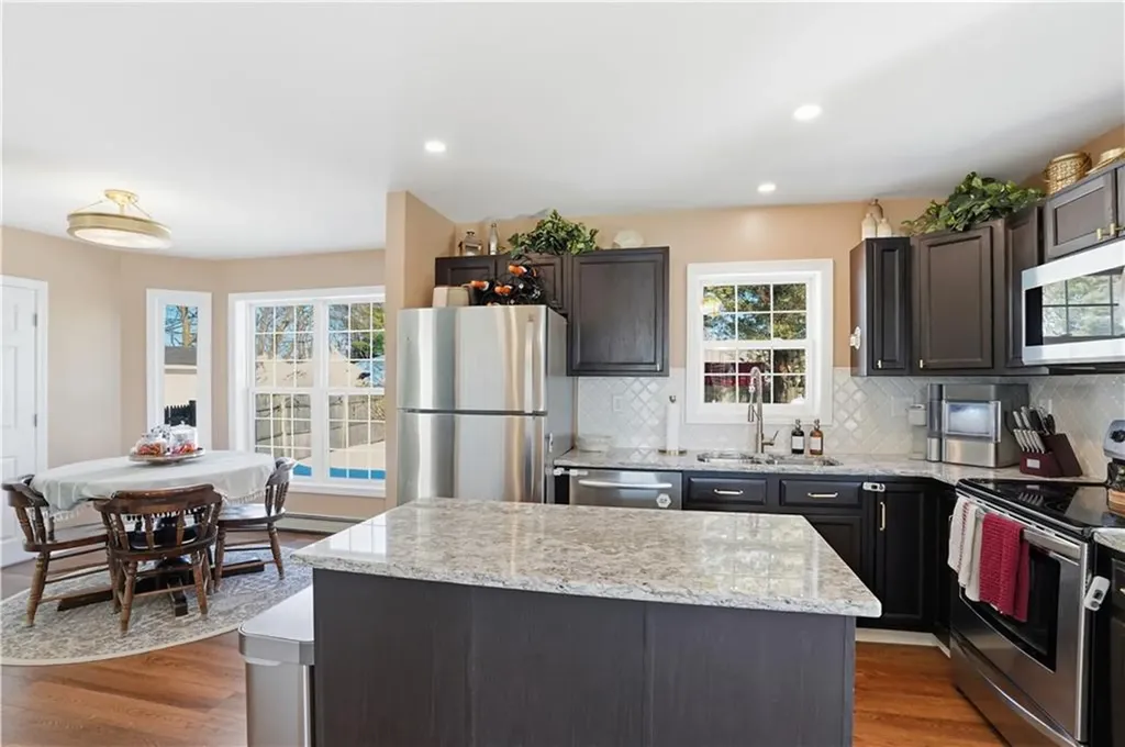 12 Dean Court Warwick RI 02889