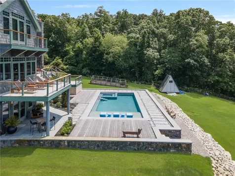 82 Nonquit Lane Tiverton RI 02878