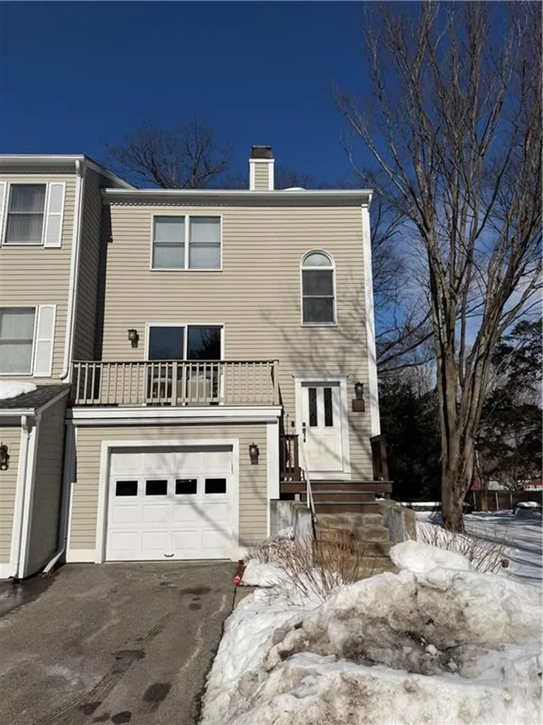 511 Clarks Row Bristol RI 02809