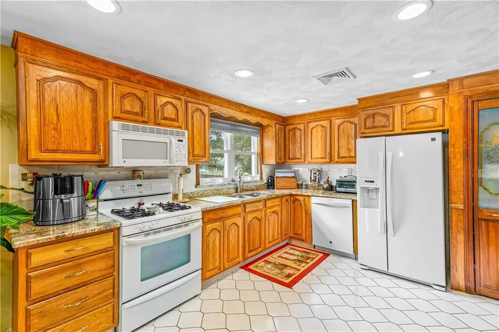 21 Hampton Avenue Warwick RI 02889