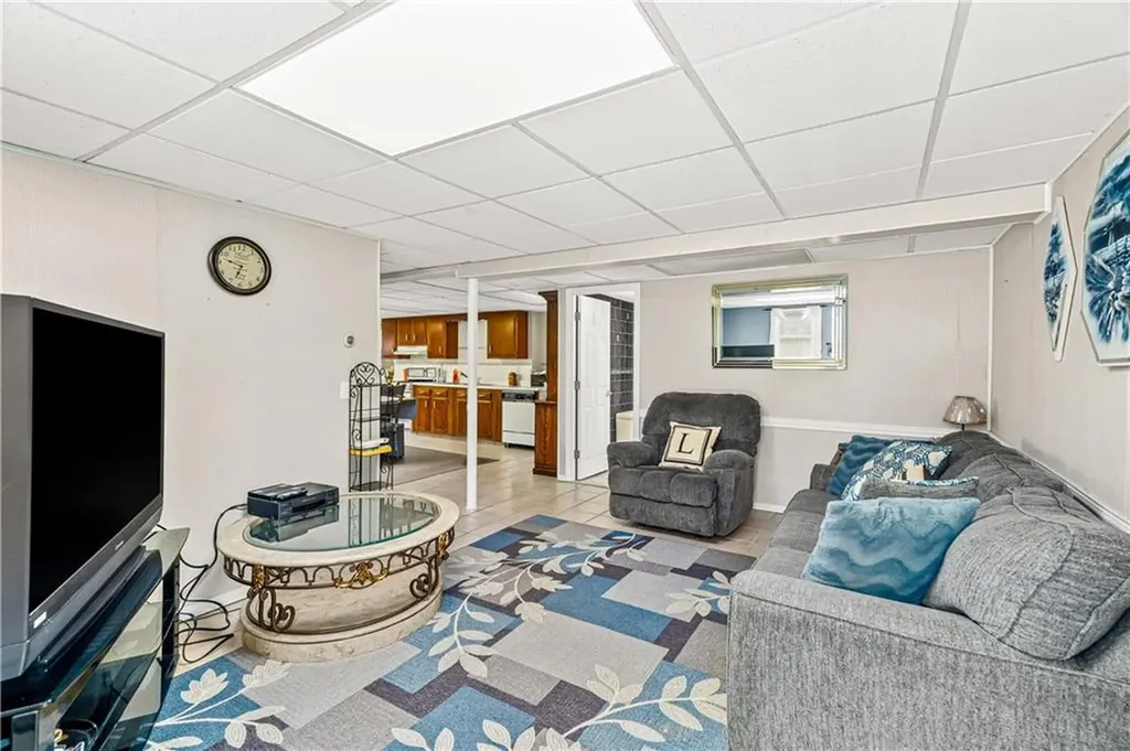 21 Hampton Avenue Warwick RI 02889