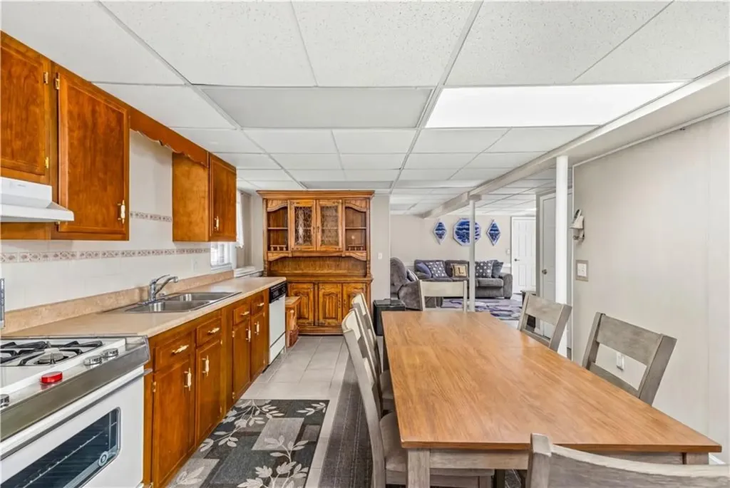21 Hampton Avenue Warwick RI 02889