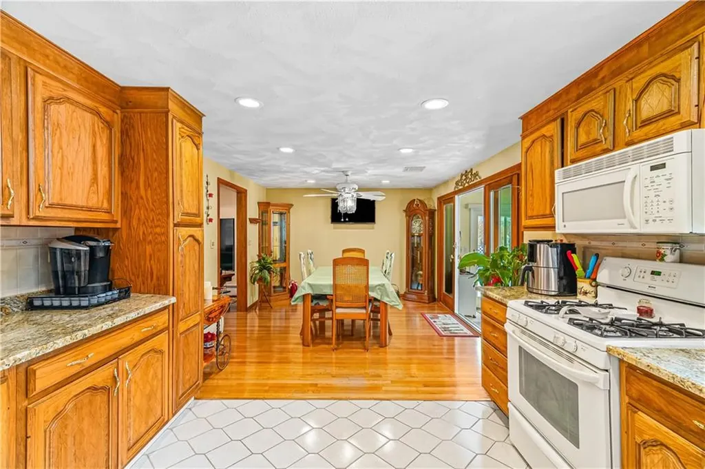 21 Hampton Avenue Warwick RI 02889