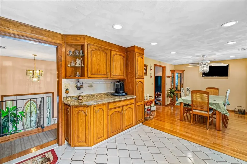 21 Hampton Avenue Warwick RI 02889