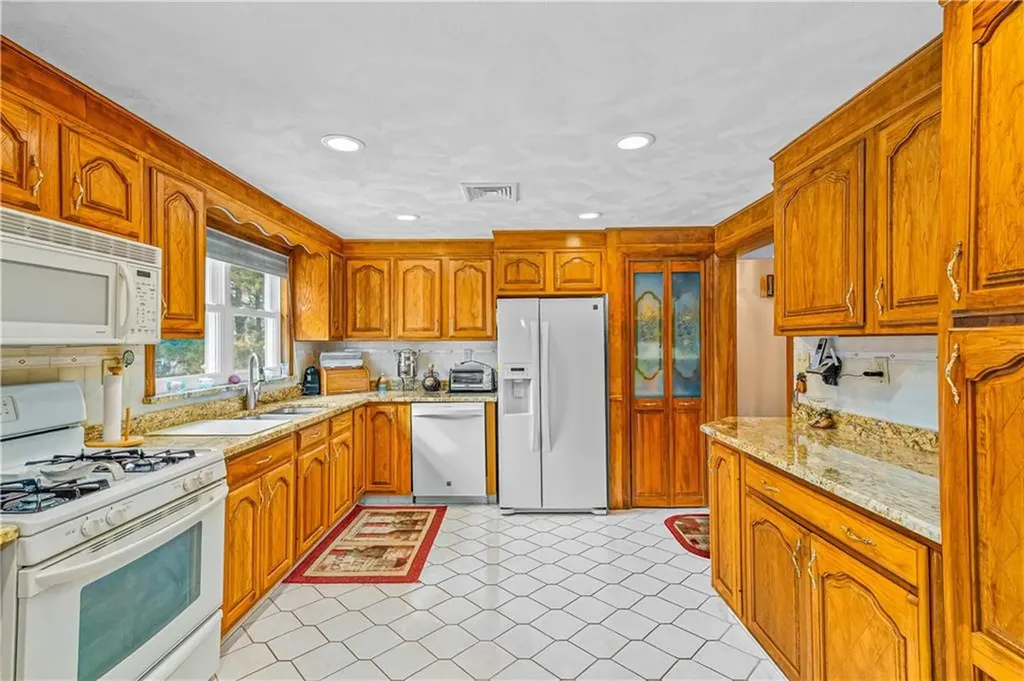 21 Hampton Avenue Warwick RI 02889