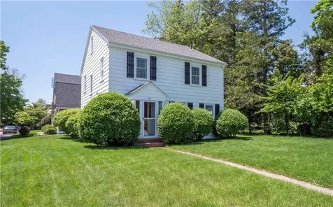 27 Red Cross Avenue Newport RI 02840