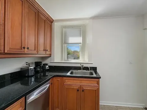 77 Coggeshall Avenue Newport RI 02840