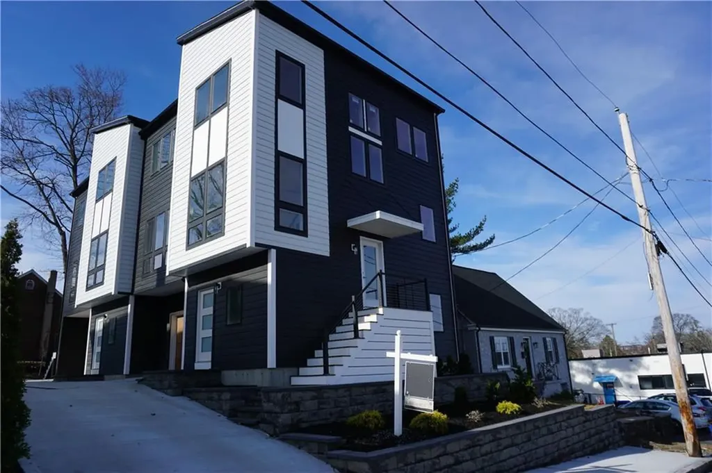 152 Colonial Road Providence RI 02906