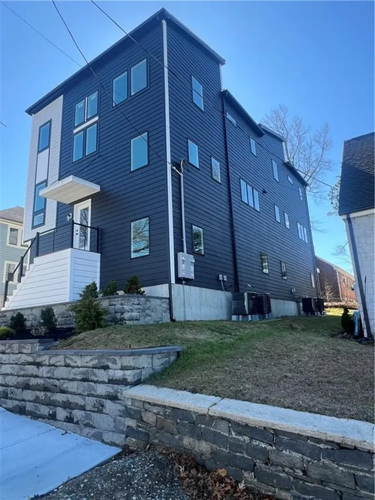 152 Colonial Road Providence RI 02906