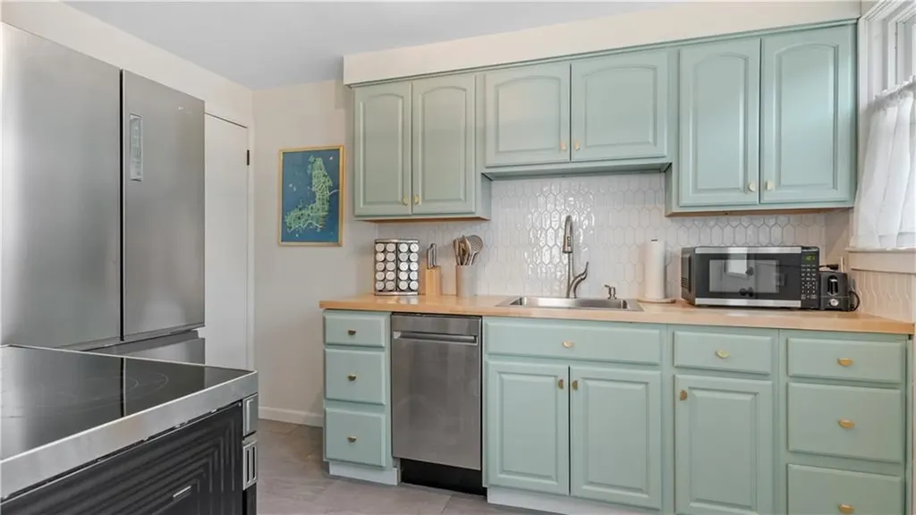 5 7 Shangri La Lane Middletown RI 02842