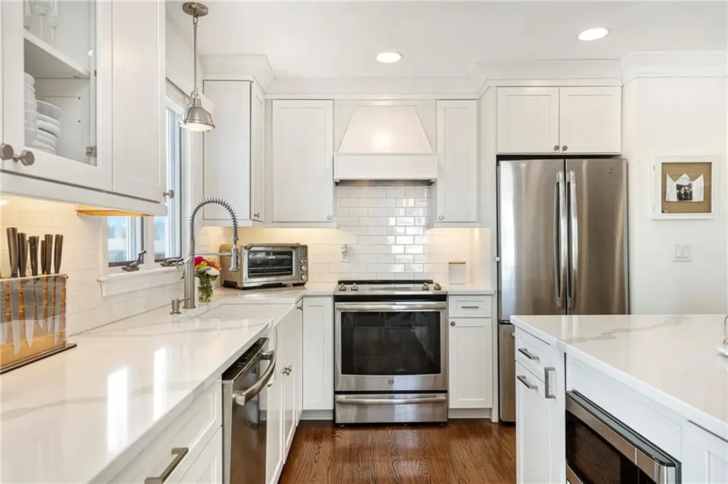 6 Jenkins Street Bristol RI 02809