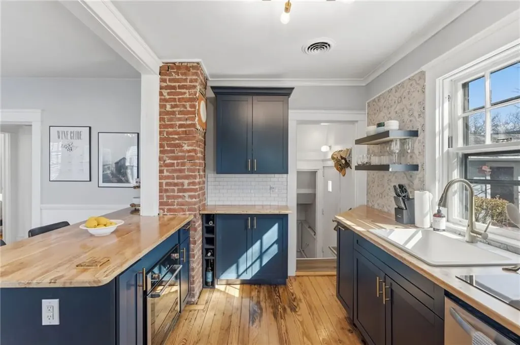 68 Packard Avenue Warwick RI 02886