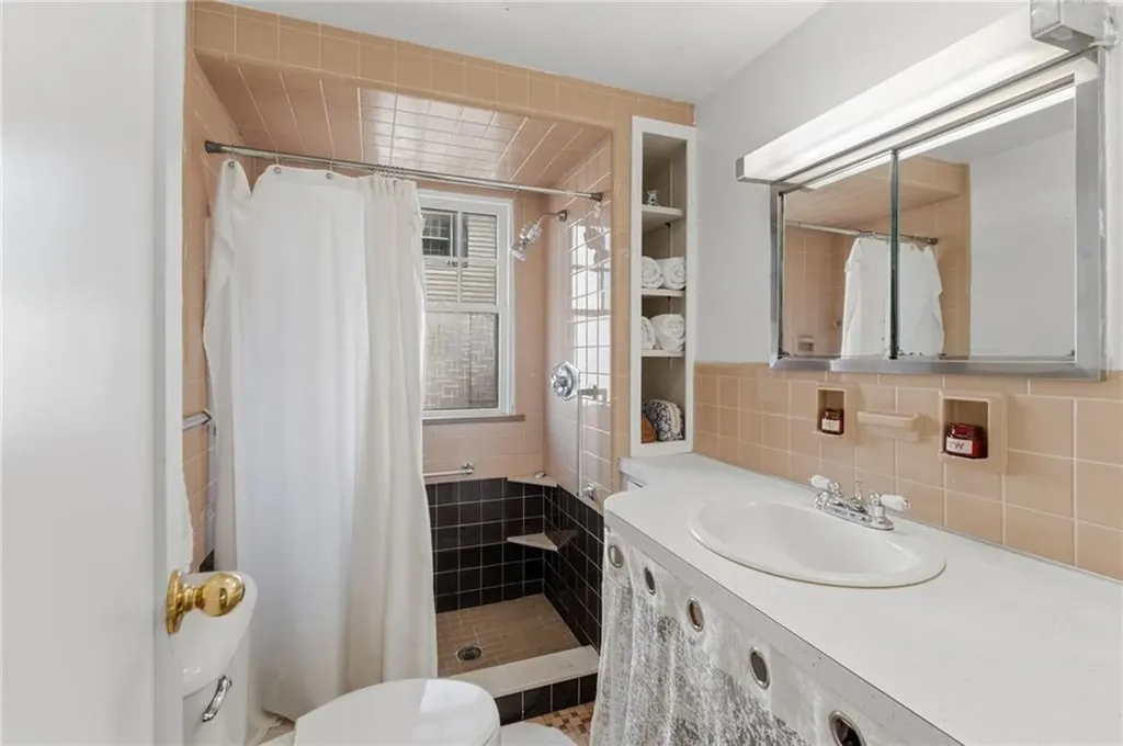 68 Packard Avenue Warwick RI 02886