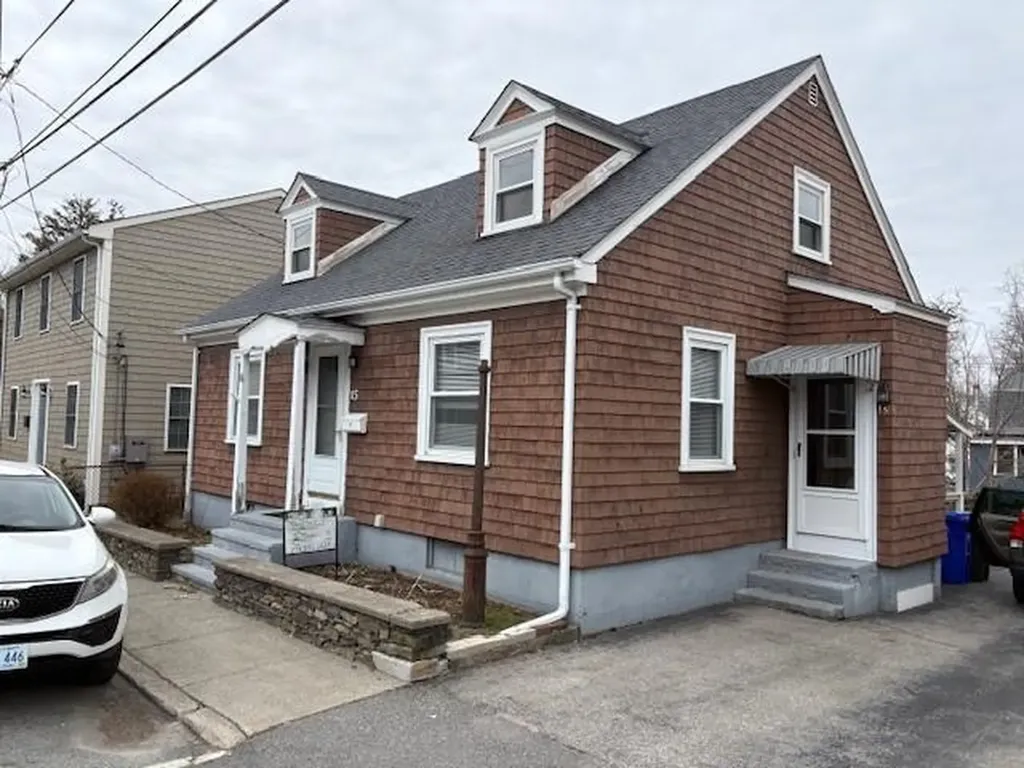 15 Bourne Street Bristol RI 02809